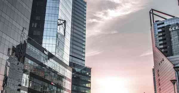 智能货柜带屏幕配送机器人：未来零售行业的创新之道